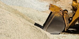 Сыпучие материалы от компании 100 ТОНН - песок, щебень, грунт, торф, глина.